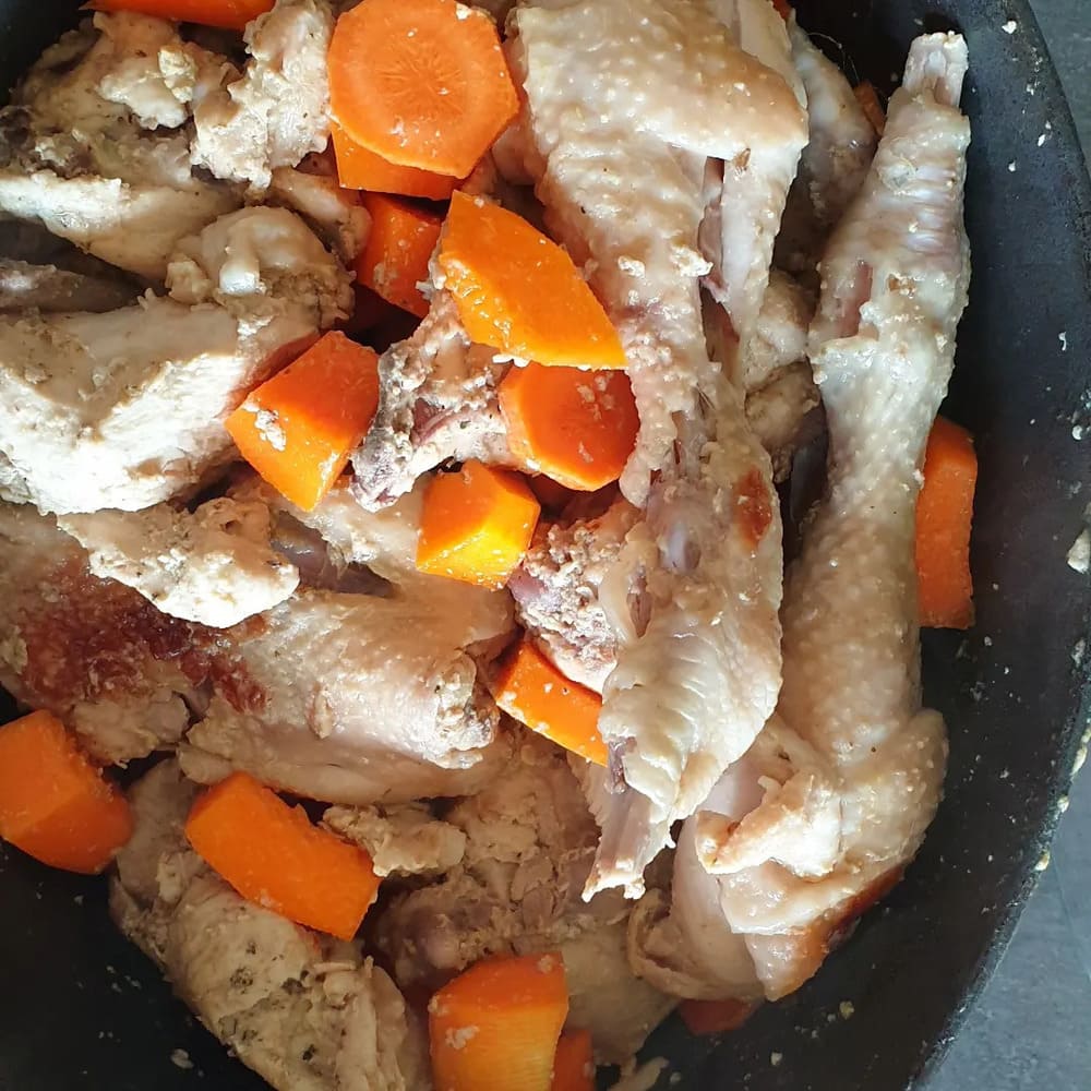 Cuisiner un poulet en marinade à la marmite norvégienne - économies d'énergie