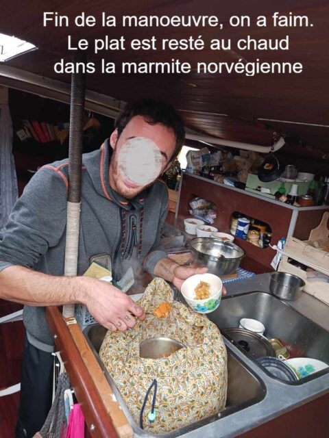 Marmite norvégienne Manae lors d'une transat - l'heure de la dégustation