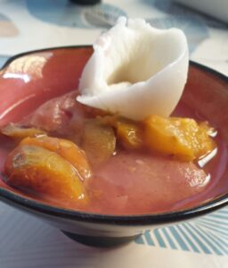 compote de fruits d'été prunes pêches