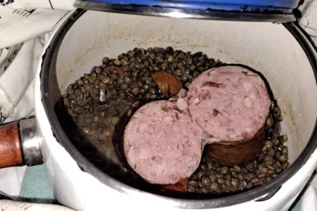 Saucisse de Morteau aux lentilles à la marmite norvégienne