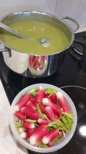 Fanes de radis en potage, cuisson douce à la marmite norvégienne