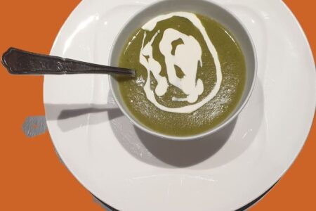 Potage aux fanes de radis : cuisson douce à la marmite norvégienne et zéro déchet